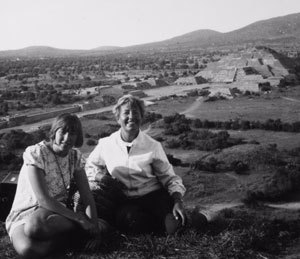 Con su hija Alison en el 5º cuerpo de la Pirámide del Sol durante el proyecto del túnel de Robert Smith en 1968