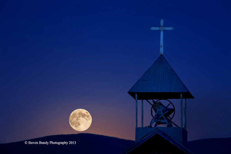 Moonrise over Llano