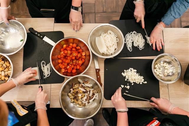 Photo d'un cours de cuisine en groupe
