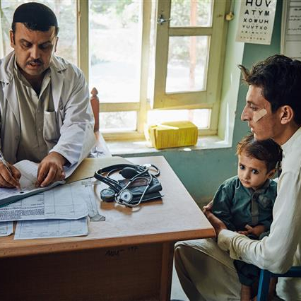 新しい医療技術のイノベーションと、その提供に向けた仕組みの強化という両輪を繋ぐことで、新しい薬、診断方法やワクチンを必要としている人々に届ける　Photo: Omer Sadaat/UNDP Afghanistan