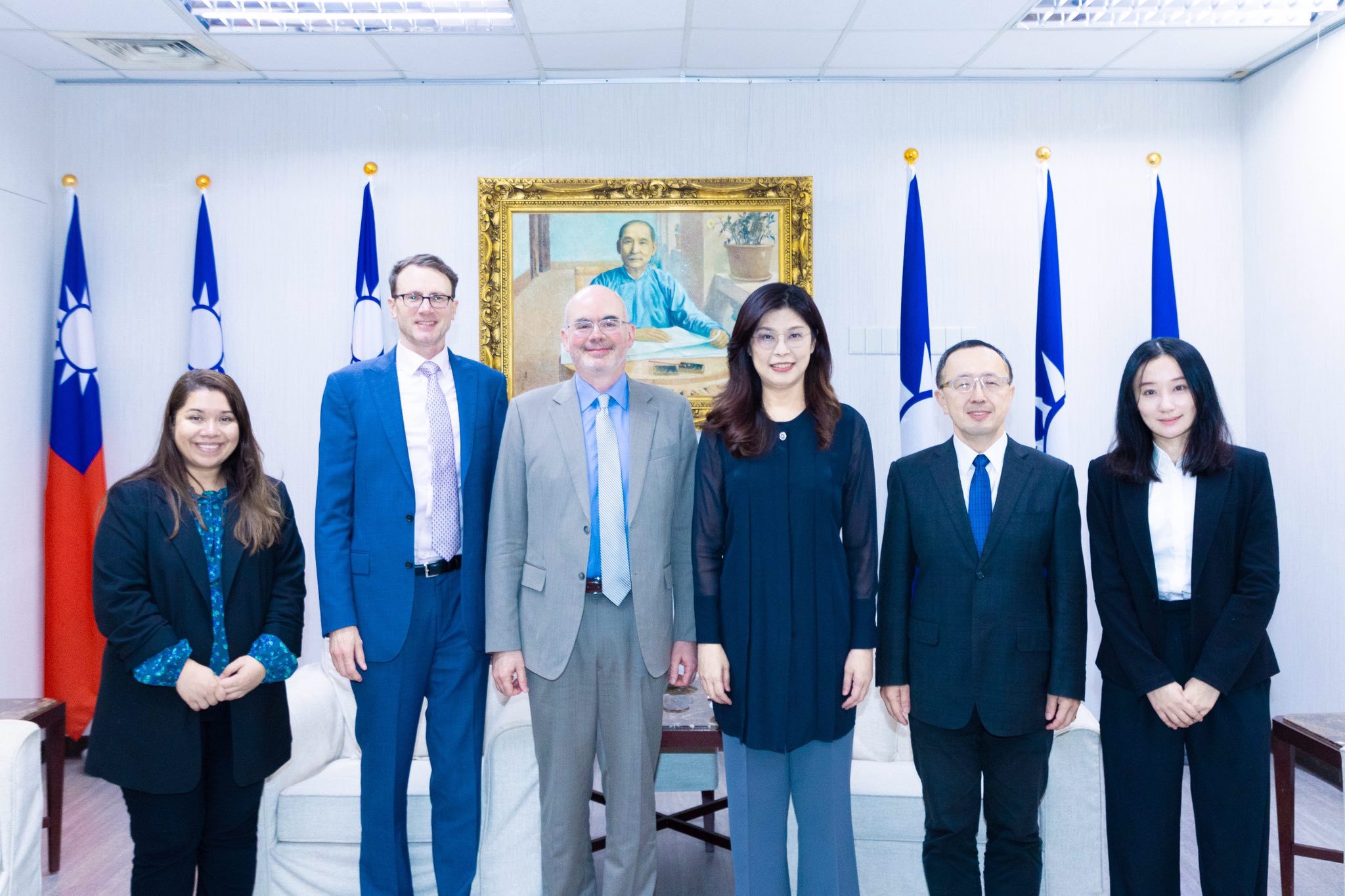 taiwanweekly2019@gmail.com