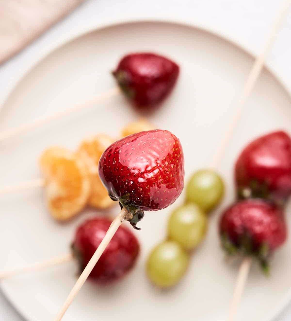 An image of tanghulu fruits.