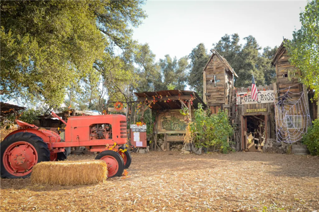 An image of hayrides at the Julian Autumn Jubilee.