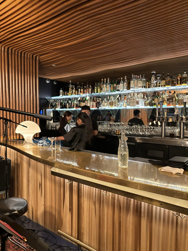 Sam First のバーカウンター