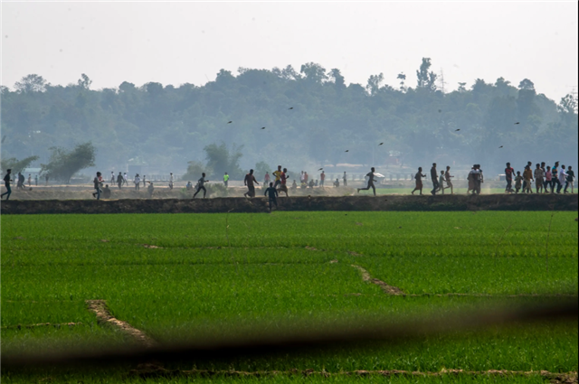 Villagers fleeing fighting between Arakan Army and the Myanmar military. Credits: HRW; Picture Credits: 2024 Syed Mahamudur Rahman/NurPhoto via AP Photo