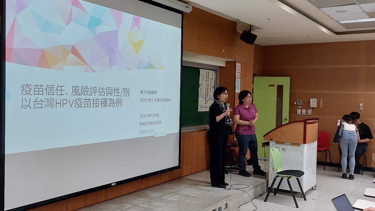 PPESA學程召集人翁燕菁開場，並介紹兩位講者。(照片來源：社科院)