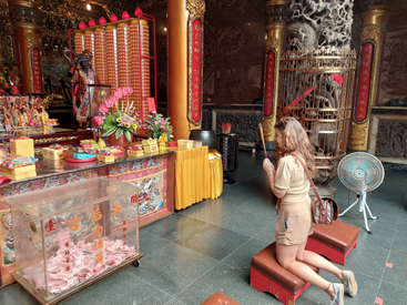 Local temple experience: Burning incense and making obeisance.（Photo by College of Social Sciences）
