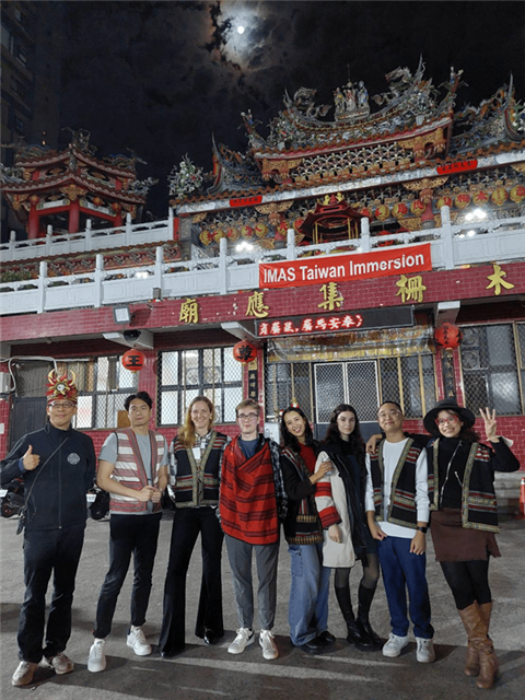 Professors and IMAS students immerse themselves in Taiwanese culture by wearing indigenous clothing.（Photo by IMAS）