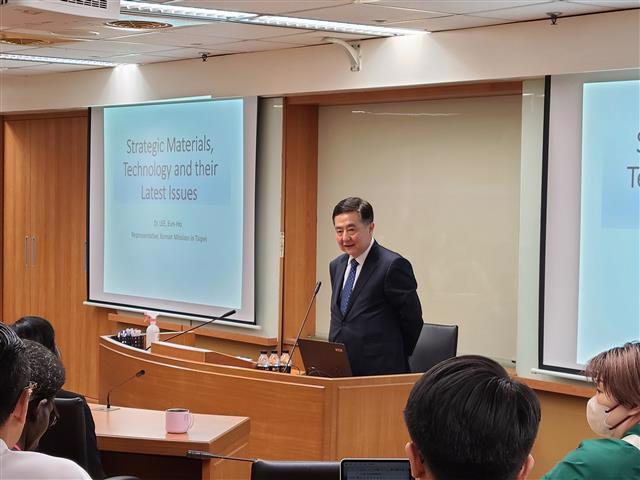 Dr. Lee Eun Ho, the Representative of the Korean Mission in Taipei, talked about the latest issues in strategic materials, technology, and geopolitics within the East Asia Region. (Photo by IDAS)
