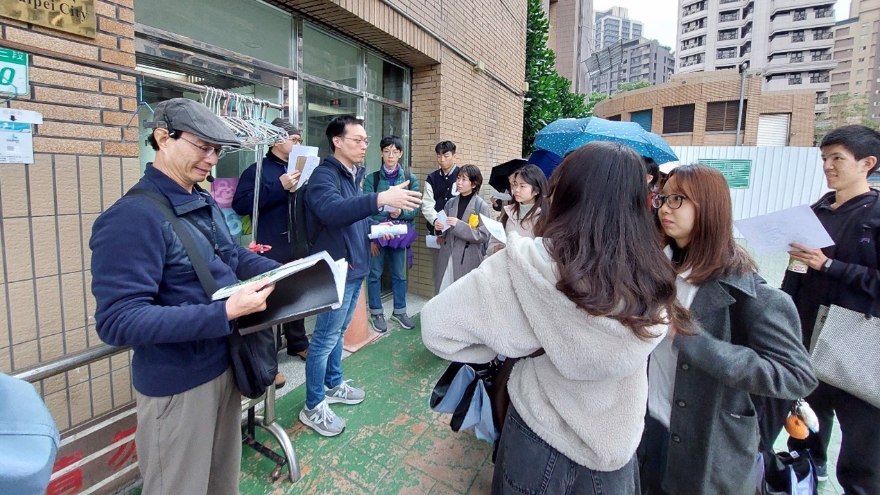 走讀活動由本次領隊、學程召集人陳建綱教授的引言，並介紹導覽的何文賢老師揭開序幕。(照片來源：社科院)