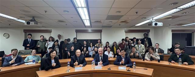 前排左起：社科院楊婉瑩院長；中華民國立法委員陳永康；捷克外交、國防暨安全委員會主席費雪；亞太博助理教授袁力強，及與會師生。（照片來源：亞太博）