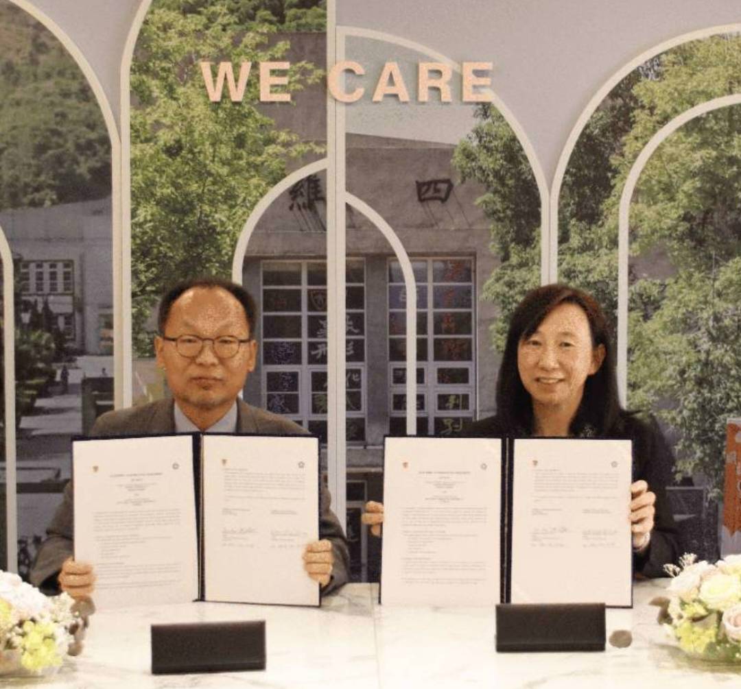楊婉瑩院長與Jun Koo院長展示簽署後的學生交流協議 。（照片來源：社科院）