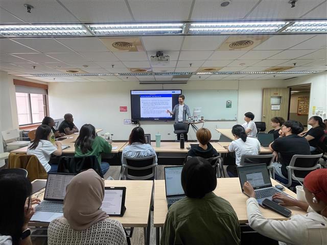 Professor Heiko Rachinger delivered a lecture on Tourism Macroeconomics to IMES and ETP students. (Photo by IMES)