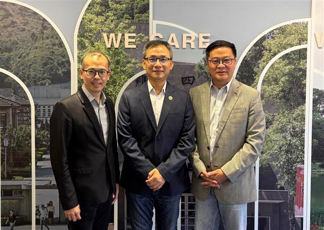 行政管理碩士學程副執行長甯方璽(右一)、地政學系教授孫振義(左一)，與臺北市副市長張溫德合影。(照片來源：行政管理碩士學程)