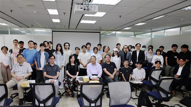 葉浩《政治時差・時差政治》專書發表會與會者大合照。(照片來源：社科院)