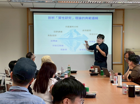 博士候選人黃政勛向同學展示質性研究的不同面向以及如何與AI工具共同合作。(照片來源：社科院)