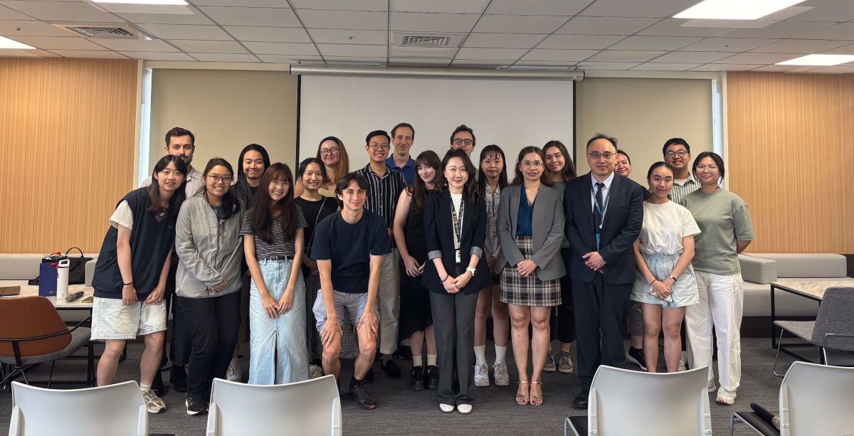 Professor Deasy Simandjuntak and IMAS students from the course “Civil and ‘Uncivil’ Societies in Southeast Asia” were warmly welcomed to MIC by Director General Chris Hung and Dr. Yingfen Lin. (Photo by Danny Widiatmo)
