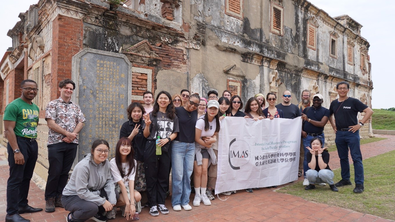 IMAS students and scholars in front of a bullet-riddled former PLA command post from the 1949 Kinmen landing .(Photo by IMAS)