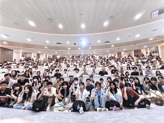社科院114學年度新生迎新活動，將近三百位社科院各學系的大一新生們齊聚一堂。(照片來源：社科院)