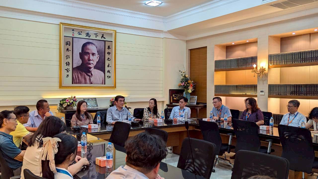 泰國中華會館李那隆理事長分享旅泰臺商經營策略與當地企業發展經驗。（照片來源：行政管理碩士學程）