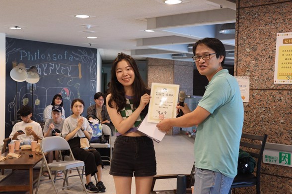 社科院院導師、社會學系胡力中老師(右)開場，抱抱心身醫學中心諮商心理師陳湘妤(左)主講「逃避型人類的自救指南」，帶領同學認識逃避型人格。(照片來源：社科院)