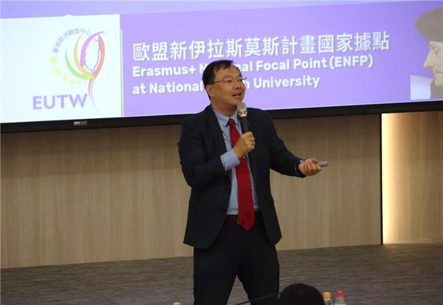 臺灣歐洲聯盟中心執行長兼「新伊拉斯莫斯計畫」國家據點協調人鄭家慶先生（Marc Cheng）蒞本校國際會議廳演講。（照片來源：社科院）