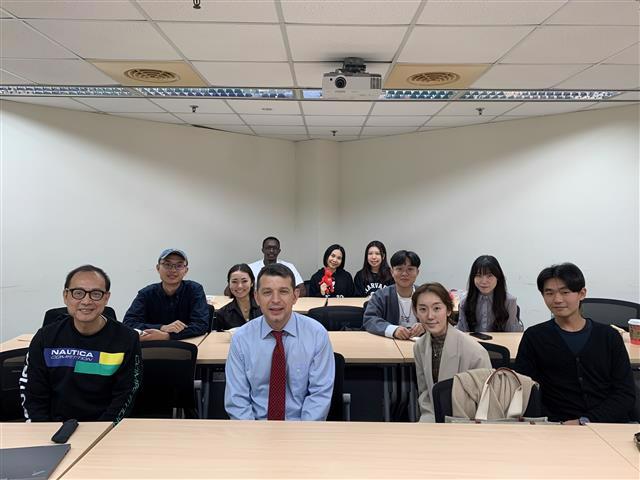 Andriy Bodnaruk 教授與與會師生合影。(照片來源: 應用經濟與社會發展英語碩士學位學程)