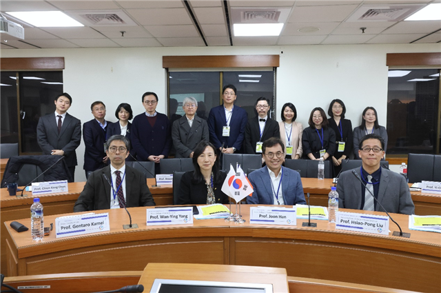 本屆臺日韓國際研討會以「East Asia in an Uncertain Era: Global–Local Challenges」為主題，邀集來自政大社科院、日本慶應大學及韓國延世大學之學者齊聚一堂。（照片來源：社科院）