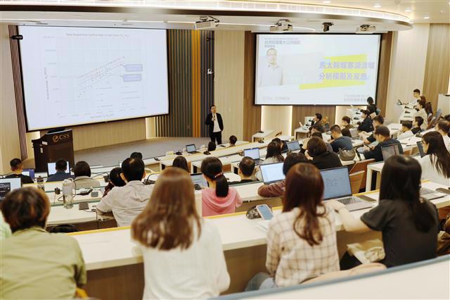 游景雲教授以「馬太鞍堰塞湖潰壩分析模擬及反思」為題探討極端氣候下的科學決策。（照片來源：行政管理碩士學程）