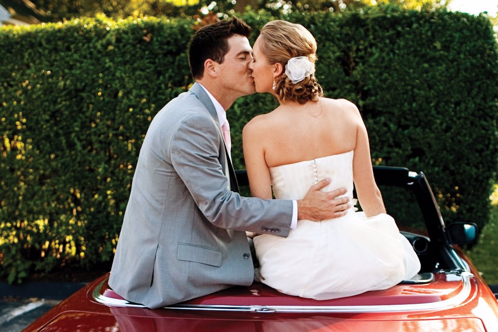bride groom kiss