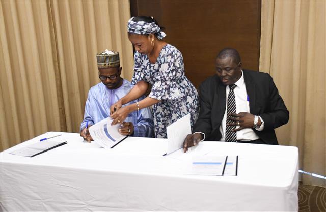 Mali's Minister of Environment, Sanitation and Sustainable Development, Mr Modibo Koné, chaired the partnership signing event between ICRISAT, ​ National Agency for the Great Green Wall, Mali’s Institute of Rural Economy, Mali-Météo and Orange-Mali for the use of climate information services by agro-pastoralists in the Great Green Wall area.