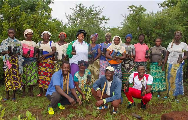 Women in Mali cook together on World Food Day 2023