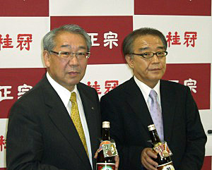 Directors of Gekkeikan (L) and Kikumasamune (R) at the press conference. Smile!