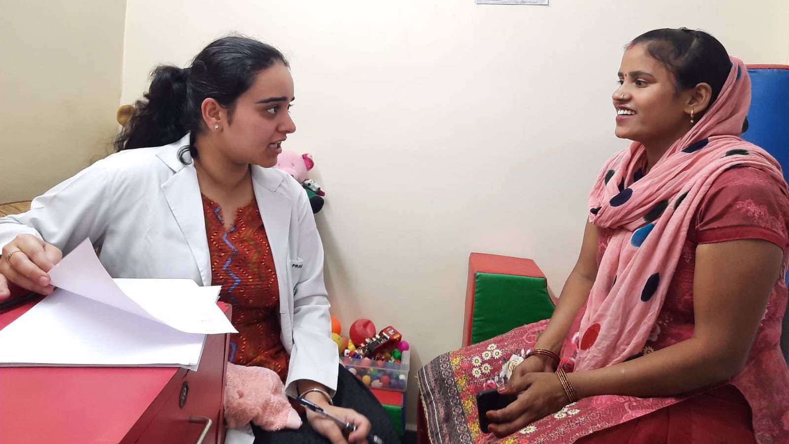 mère de famille en consultation avec une docteure