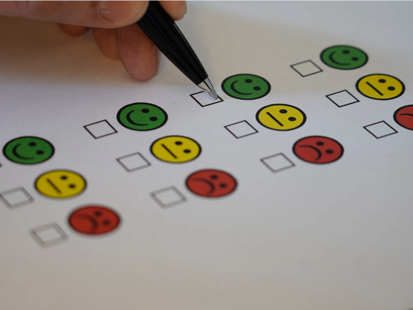 Survey with green smiley face, yellow neutral face, red frowning face