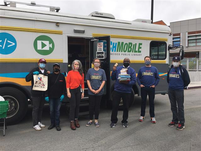 Superintendent Matthews, SFUSD library staff, and SF librarians outside the Bookmobile at Willie Brown Middle School