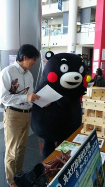 昨年秋、大阪ＡＴＣの森のママまつりのエコロジーオンライン「Forest Good」ブースを訪ねてくれたくまモンとＥＯＬ上岡理事長のツーショット