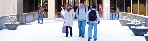 Students walking in the snow outside Lynnwood Hall