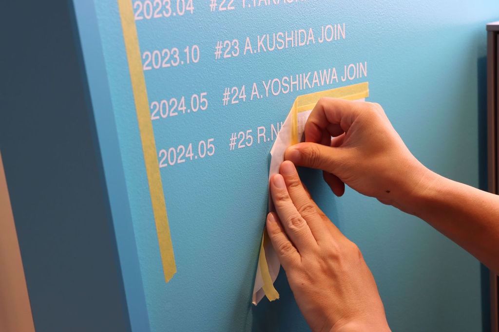 名前を刻んでいる様子