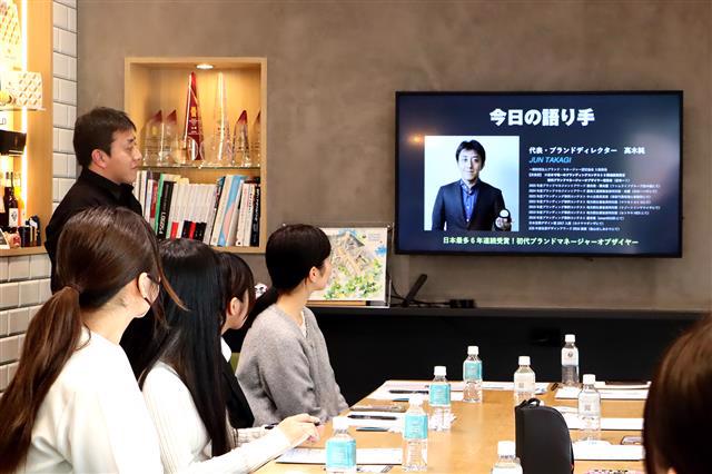 教える側